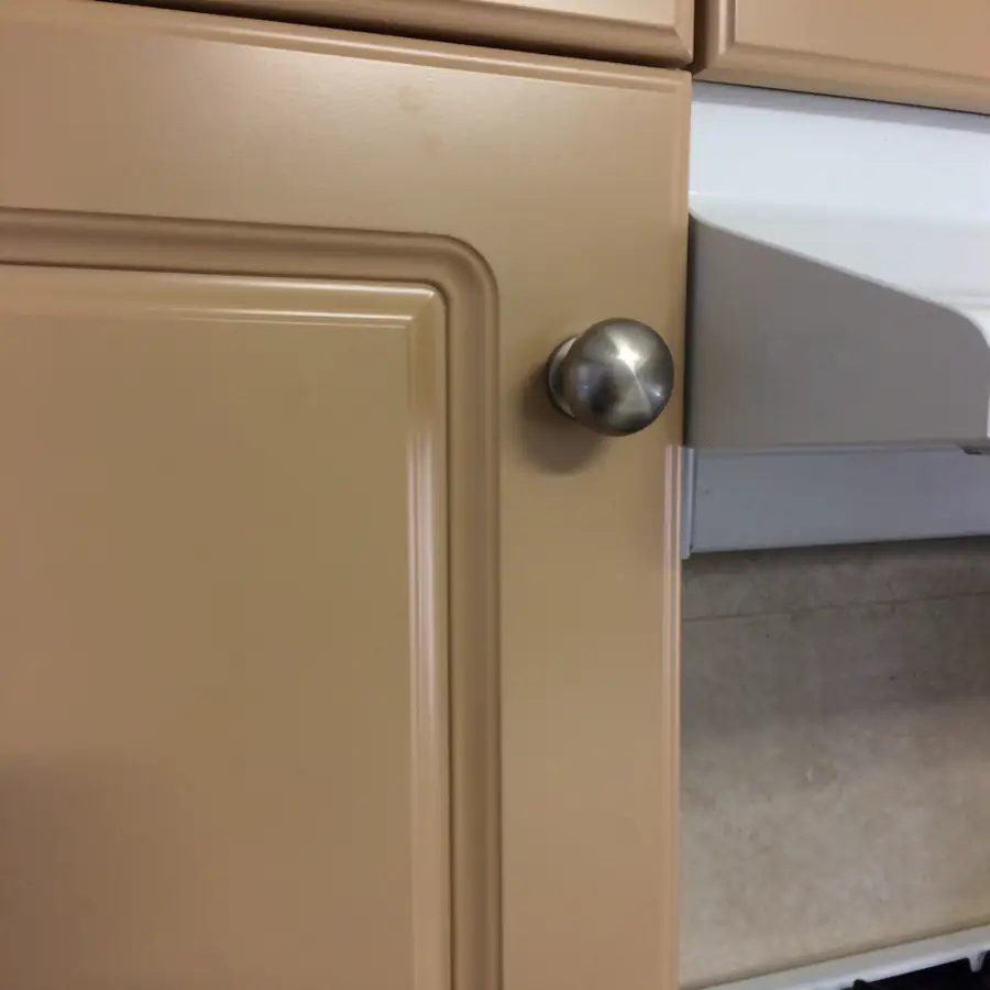Bonded thermofoil door edge after painting Bonded thermofoil door edge after painting