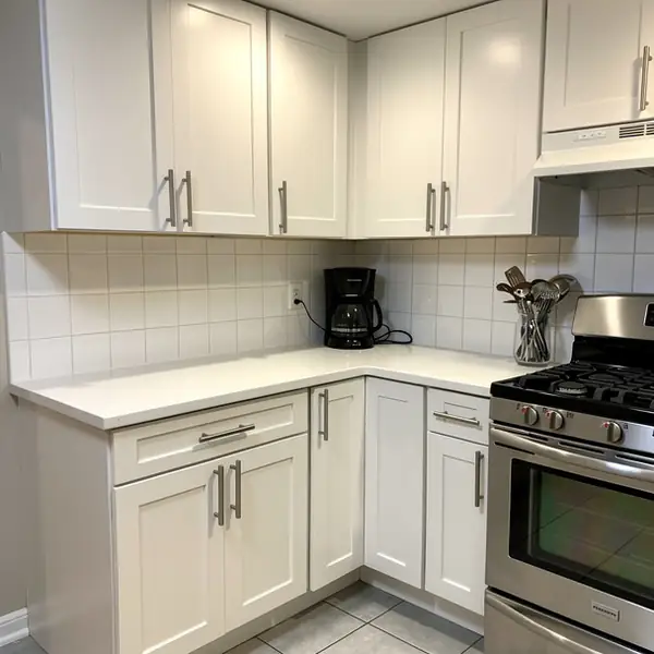 Grain-filled oak kitchen in Chantilly Lace white